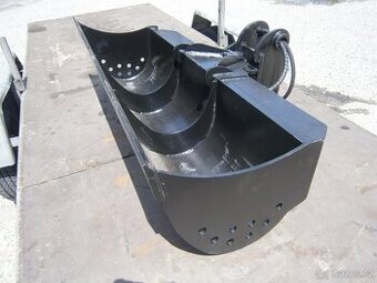 naklápěcí hydraulická svahovka, traktorbagr KOMATSU