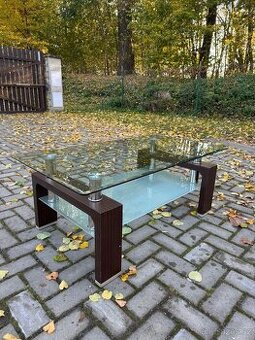 Krásný skleněný konferenční stolek