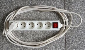 Prodám prodlužovací kabel s 5 zásuvkami a vypínačem