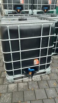 Černá IBC nádrž 1000 litrů.