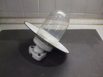 Stará industriální lampa.