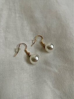 Měděně zlaté náušnice s perlami