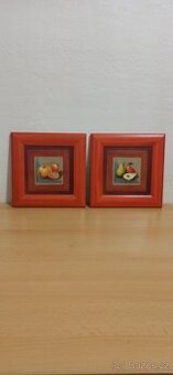 Obrázek, červené pomeranče a obrázek hrušky.