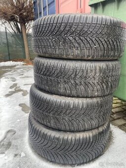 Celoroční pneu značky good year 235/55R17