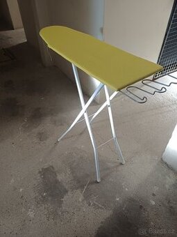 Malý stojan na žehlení