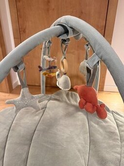 Hrací deka s hrazdičkou