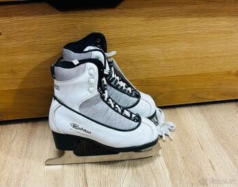 dívčí brusle Worker Fashion (31 EU, 19,5 cm)