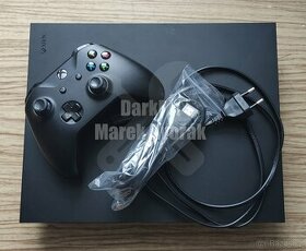 Xbox One X 1 TB + ovladač + příslušenství