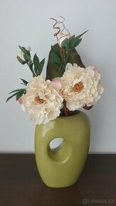 Moderní keramická váza s květinou