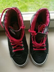 Kožené tenisky Vans s malými srdíčky velikosti 36,5