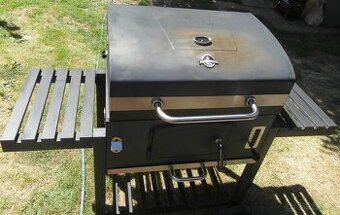 JAMESTOWN Gril na dřevěné uhlí JAXON XL připravený na sezónu