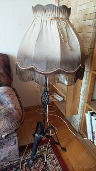 Krásná stojací lampa s kovanou nohou 120cm