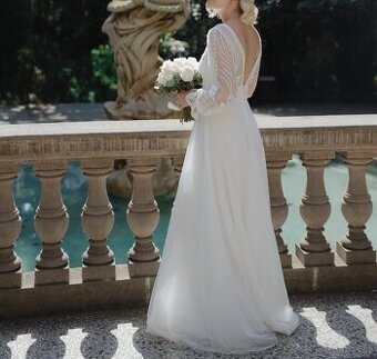 Elegantní svatební šaty s krajkou a dlouhým rukávem