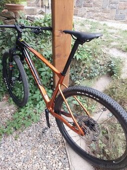 Horské kolo GIANT  KARBON