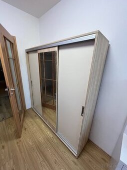 Šatní skříň s posuvnými dveřmi