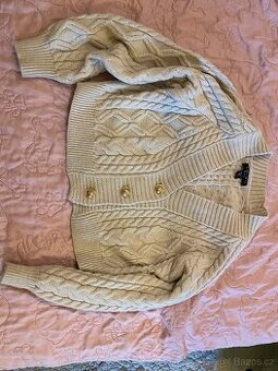 Krátký moderní vlněný svetr na knoflíky