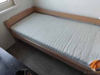Postel z masivu s polohovacím roštem s matrací