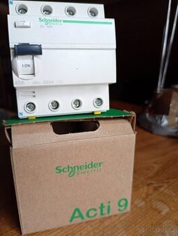 Proudový chránič Schneider 4P 40A/300mA, nový