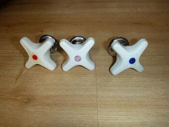 Starožitné porcelánové kohoutky na vodu