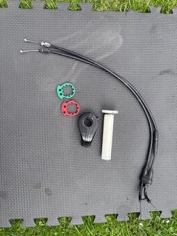 Yamaha R6 - plynové lanko a rukojeť