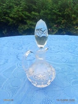 Mala karafka z broušeneho skla