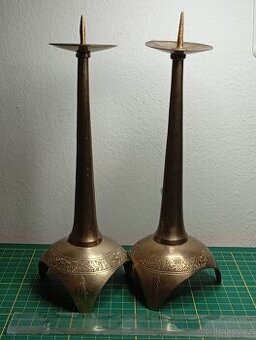 🔥2x STAROŽITNÝ MOSAZNÝ SVÍCEN S RUČNÍM RYTÍM
