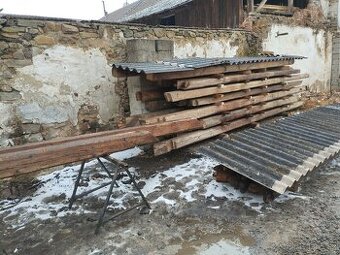 Staré ručně tesané trámy. - 1