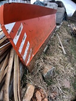 Čelní sněhová radlice (masivní konstrukce)