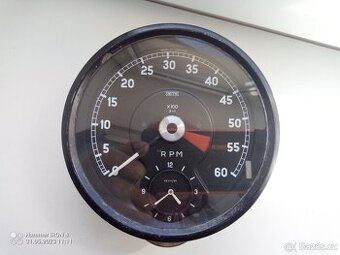 Jaguar otáčkoměr.