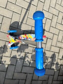 Koloběžka se svítícími koly.