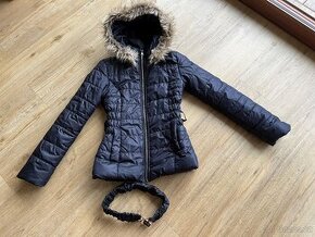 Zimní bunda s kapucí a kožíškem a páskem - vel. 152