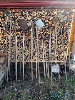 22 kusů starého nářadí, vidle, motyky, hrábě aj.