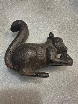 Prodám staré kovové sošky (miniatury) veverky a zajíčka
