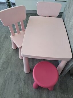 Dětský stolek, dvě židličky a stolička Ikea
