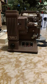 Promítačka 8 mm MEOPTA rok 1950 na 120 voltů včetně kufru a