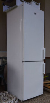 Kombinovaná lednice BEKO RCSA270M21W