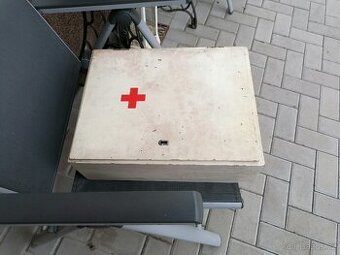 Lekárnička dřevěná nástěnná RETRO z