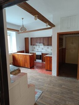 Hezký prostorný byt 2+1 72 m2 se zahradou na klidném místě - 1