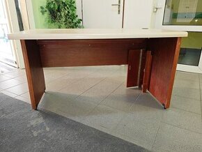 Dřevěný stůl, stavitelná výška