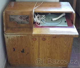 Starožitný gramofon s rádiem