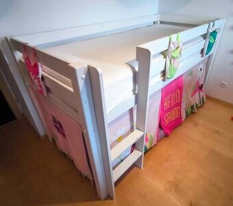 Krásná dětská vyvýšená postel