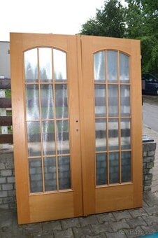 Dřevěné bukové dveře