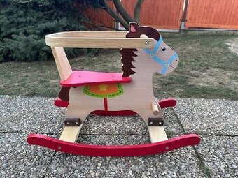 Dřevěný houpací kůň s ohrádkou okolo sedátka