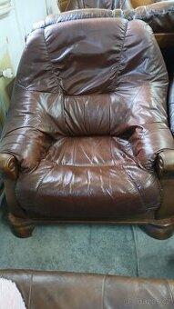 Kožené křeslo s dřevem