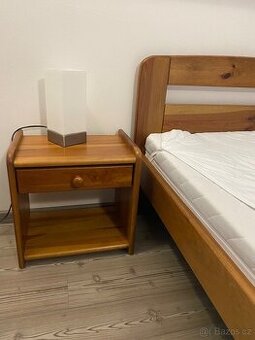 Noční stolek z masivu