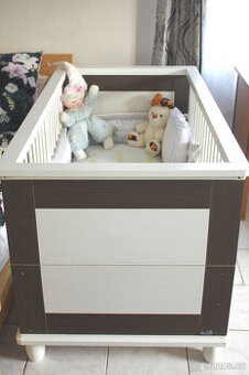 dřevěná postýlka s matrací