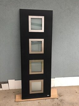 Výplň do vchodových dveří.