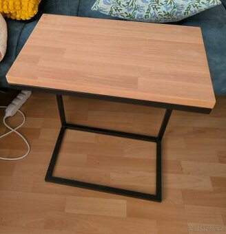 Příruční odkládací stolek Nori z dubového masivu - 66 cm
