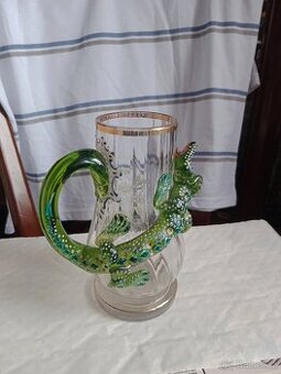 Starý  skleněný džbánek s plastikou krokodý