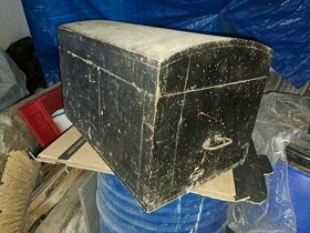Historický dřevěný kufr, truhla